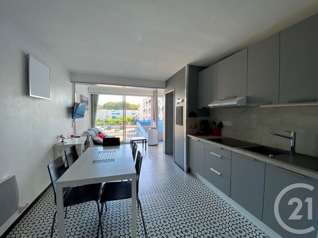 Studio Cabine à vendre - 1 pièce - 32.0 m2 - LA GRANDE MOTTE - 34 - LANGUEDOC-ROUSSILLON - Century 21 Rouvière Immobilier Studio Cabine à vendre - 1 pièce - 32.0 m2 - LA GRANDE MOTTE - 34 - LANGUEDOC-ROUSSILLON - Century 21 Rouvière Immobilier
